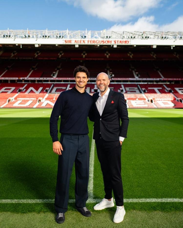 梦想成真!拉门斯和他的经纪人在老特拉福德球场合影